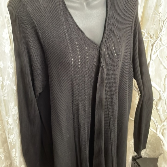 Lightweight Classic & Pretty Cardigan Sweater. Love the Draping 💕 - Picture 4 of 10